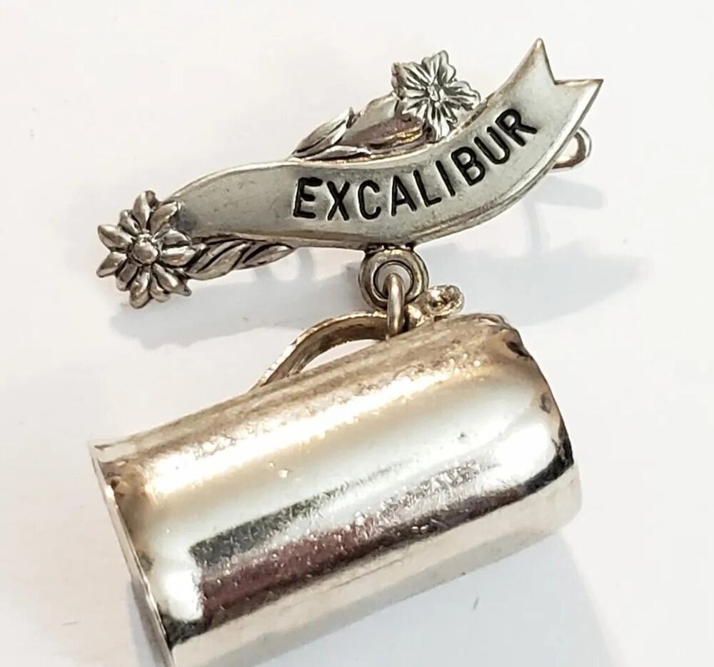 Vintage Excalibur Oktoberfest Pin Dangling Stein Brooch- German Beer‎ so-2